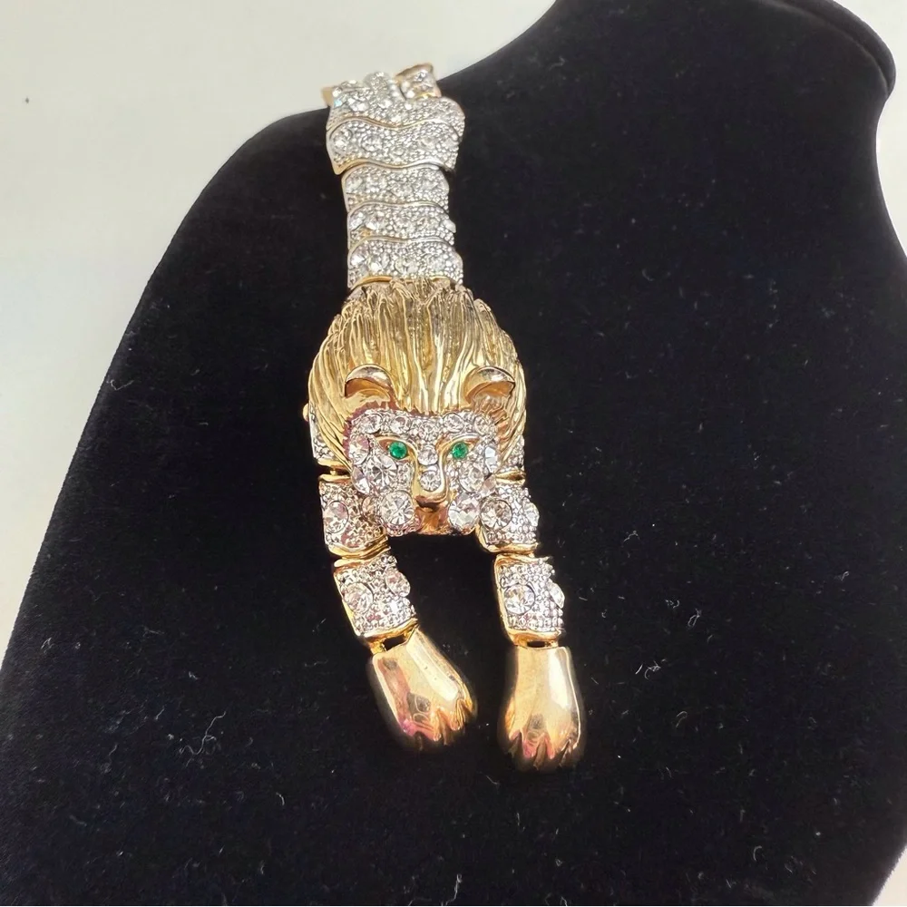 Rhinestone Gold Tone Articulated Lion Brooch - Picture 3 of 16